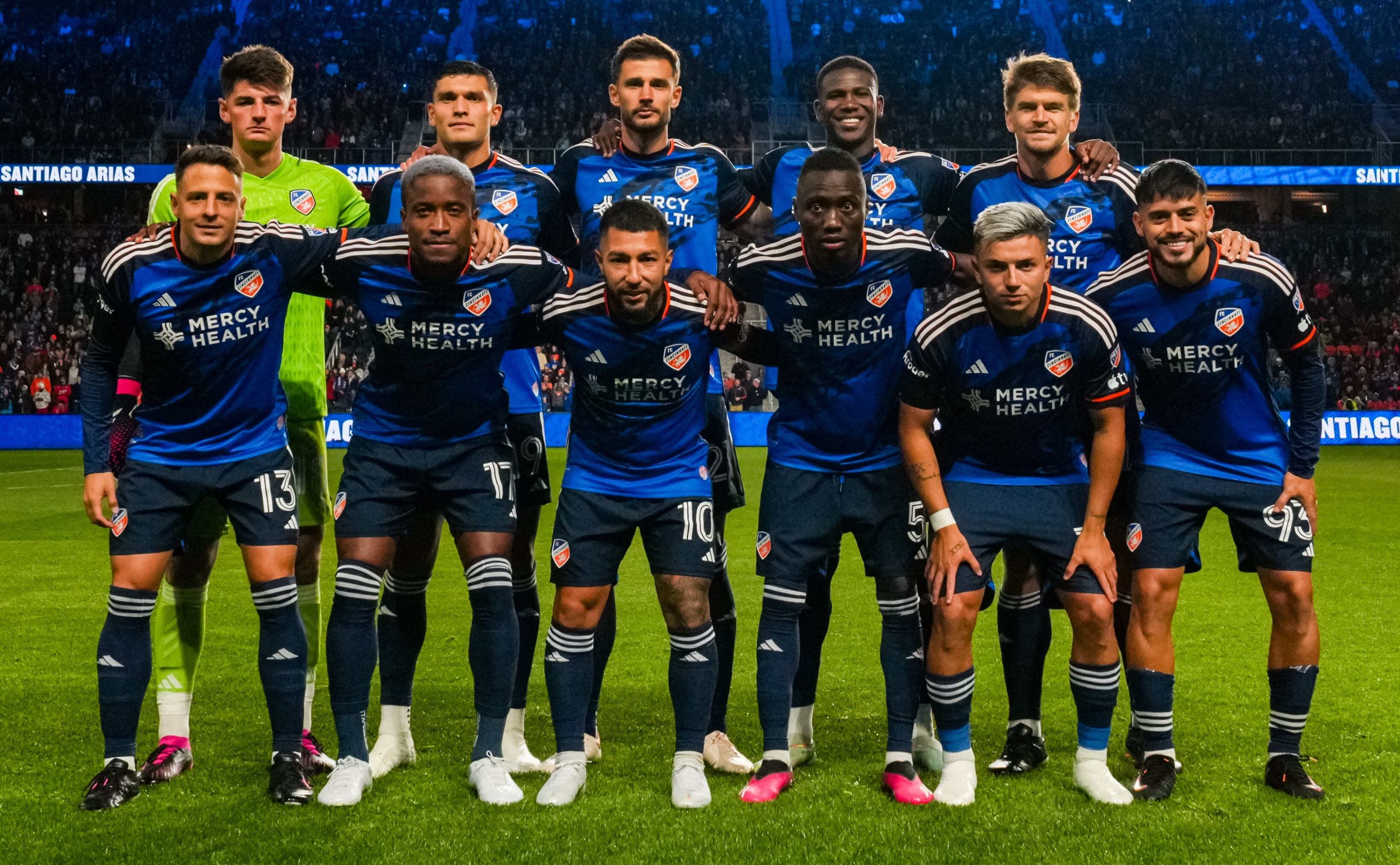 Santiago Arias (primero de izquierda a derecha en línea de abajo) y Yerson Mosquera (cuarto de izquierda a derecha en línea de arriba), titulares en el debut del Cincinnati por la MLS 2023 / FOTO: @fccincinnati