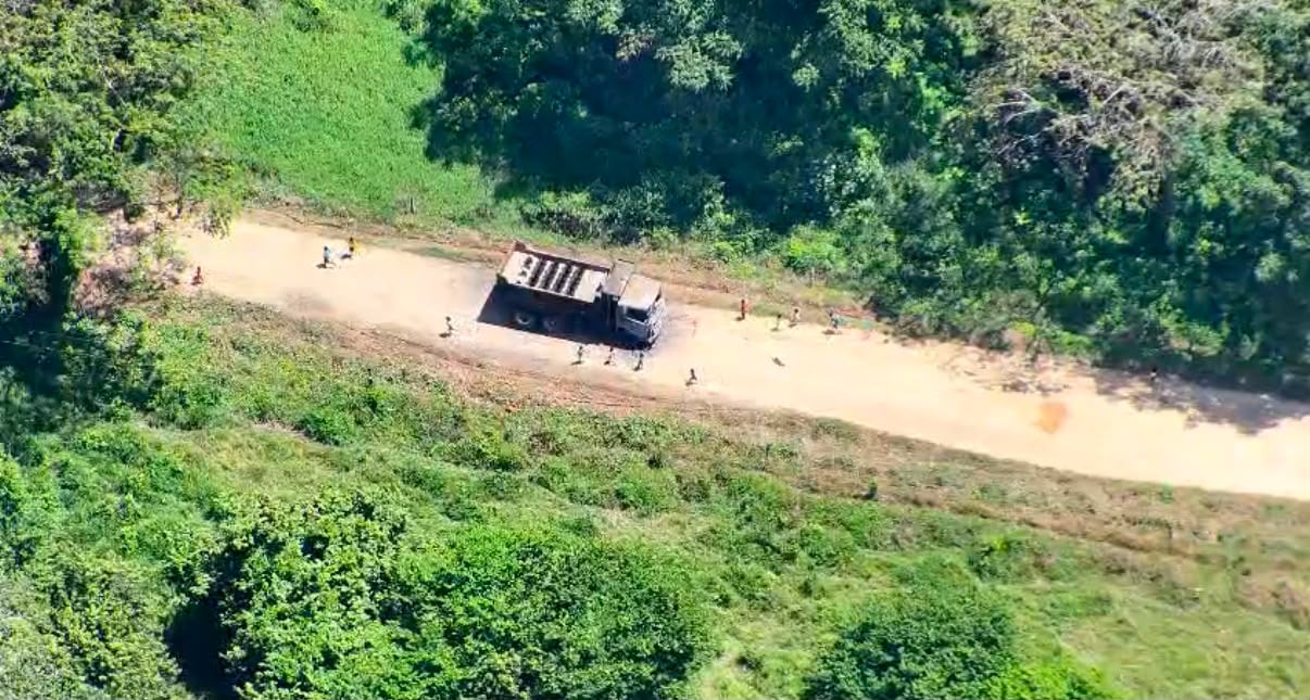 Video muestra a niños jugando alrededor de volqueta cargada con explosivos por el ELN en Tame