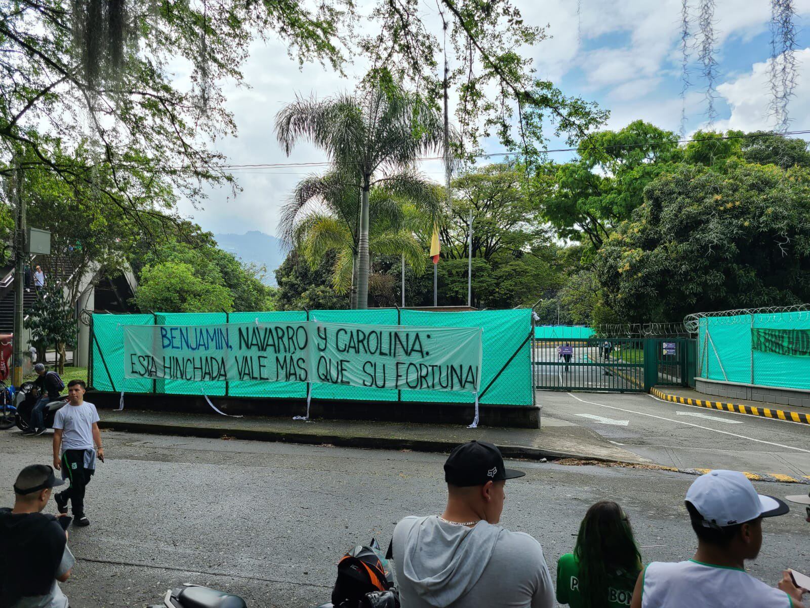 Hinchas de Atlético Nacional protestan en la sede administrativa del equipo / Twitter: @BlogVerdolaga