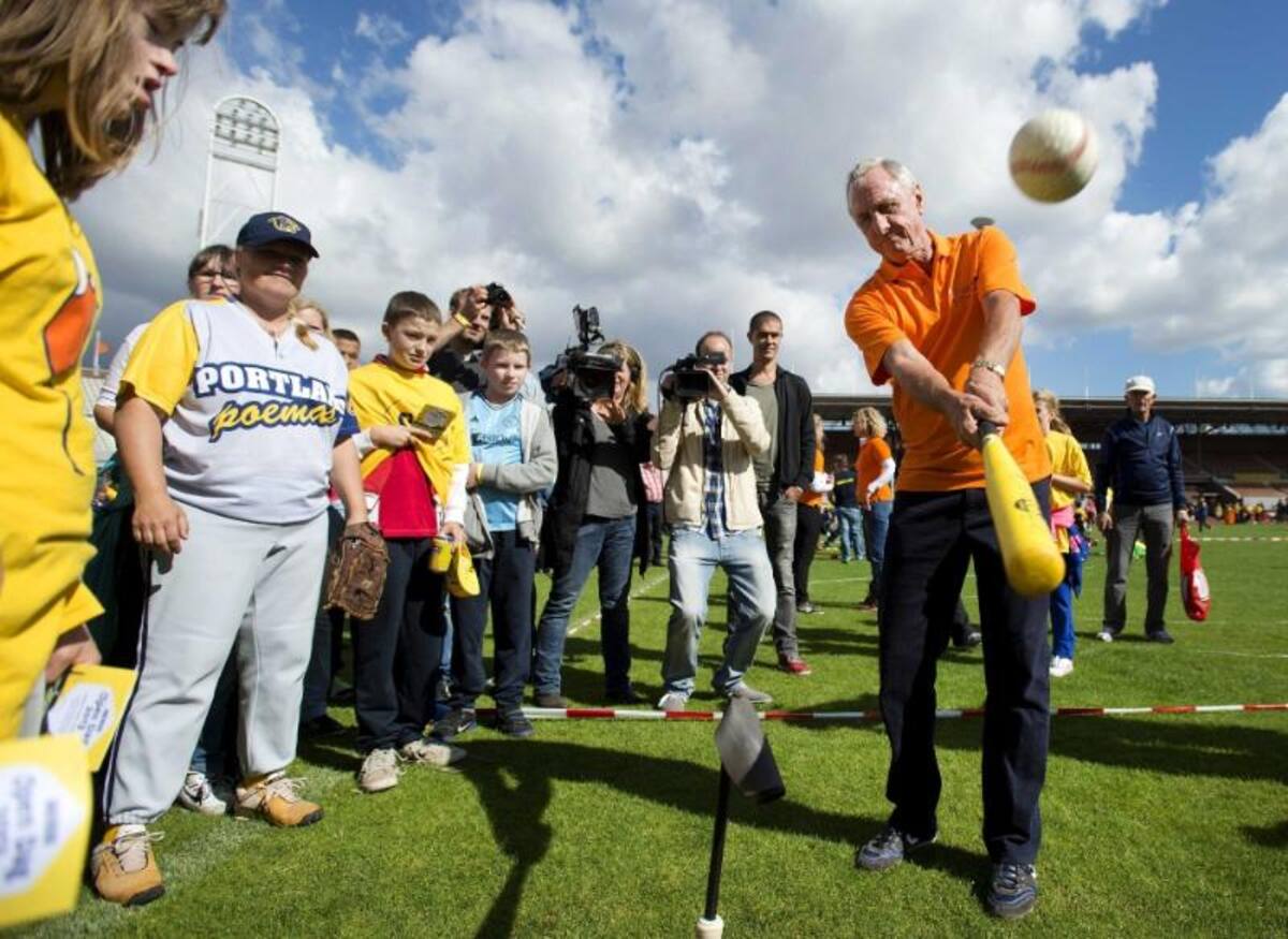 La leyenda del fútbol holandés, Johan Cruyff participa de un juego de hockey sobre pasto en silla de ruedas en el Open Day anual de su fundación en el estadio olímpico en Ámsterdam (Holanda).