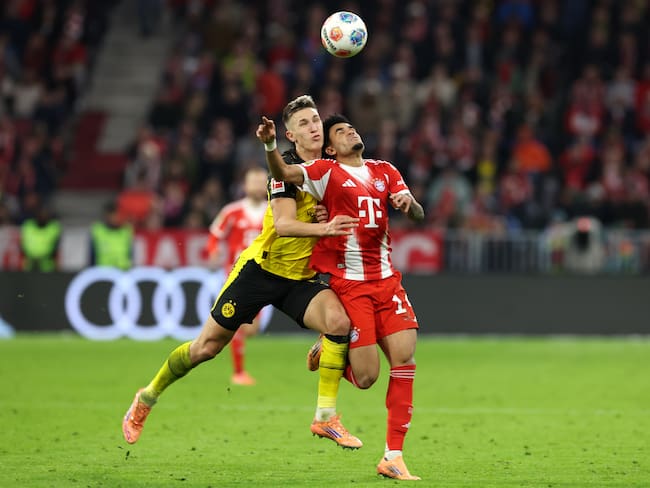 Luis Díaz jugador de Bayern Múnich disputando un balón con Nico Schlotterbeck de Borussia Dortmund /Getty Images