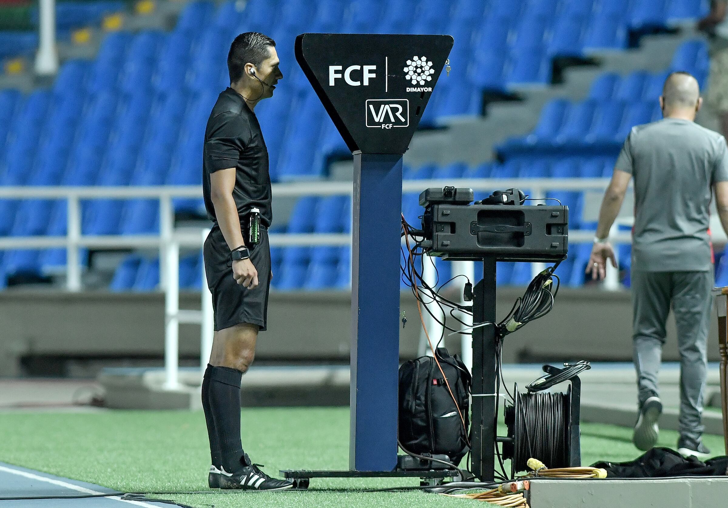 Un árbitro consulta el VAR durante un partido de la Liga colombiana. (Cortesía Dimayor)