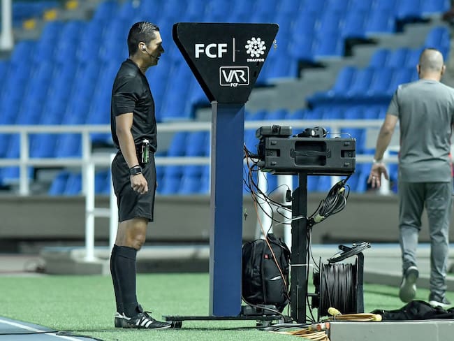 Un árbitro consulta el VAR durante un partido de la Liga colombiana. (Cortesía Dimayor)