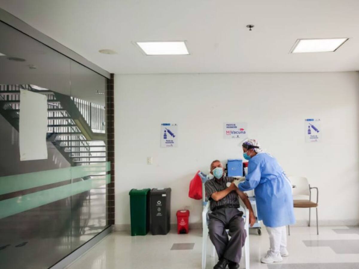 Medellín abrirá un tercer punto de vacunación masiva en el Iván de Bedout