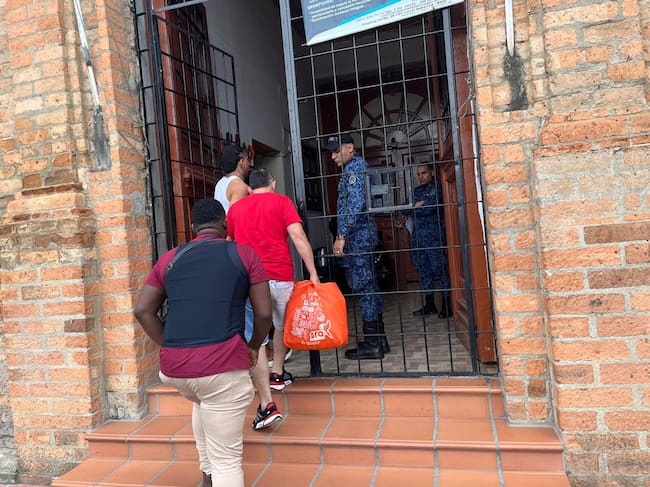 Traslado de presos para disminuir hacinamiento carcelario en Antioquia. Foto: Gobernación.