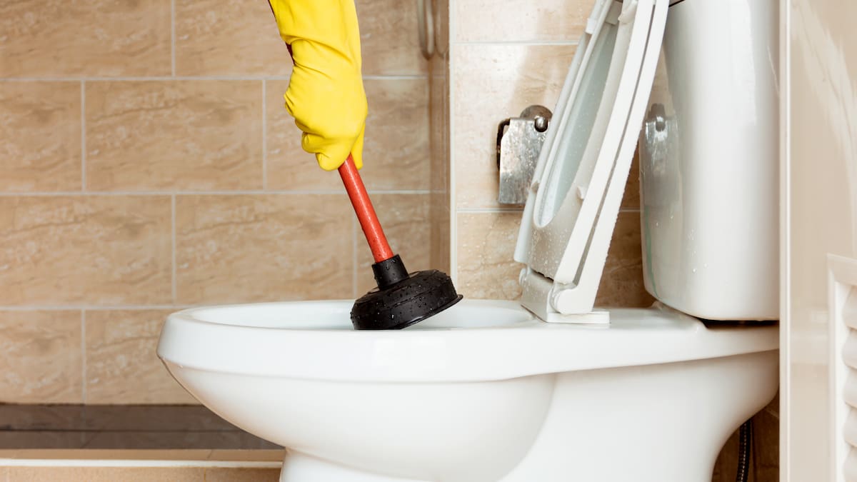 Cómo destapar un baño sin chupa: le contamos 5 métodos efectivos