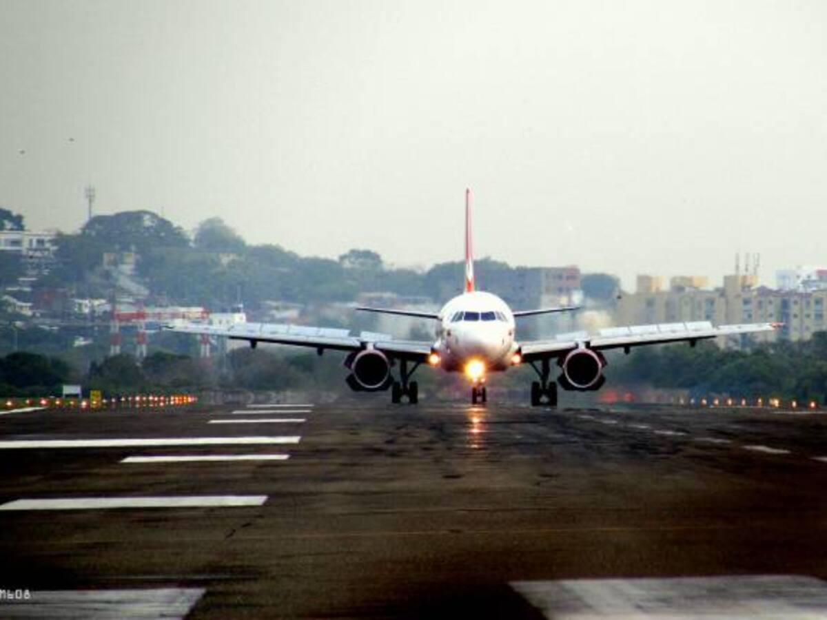 Bache en pista del aeropuerto de Cartagena retrasa varios vuelos