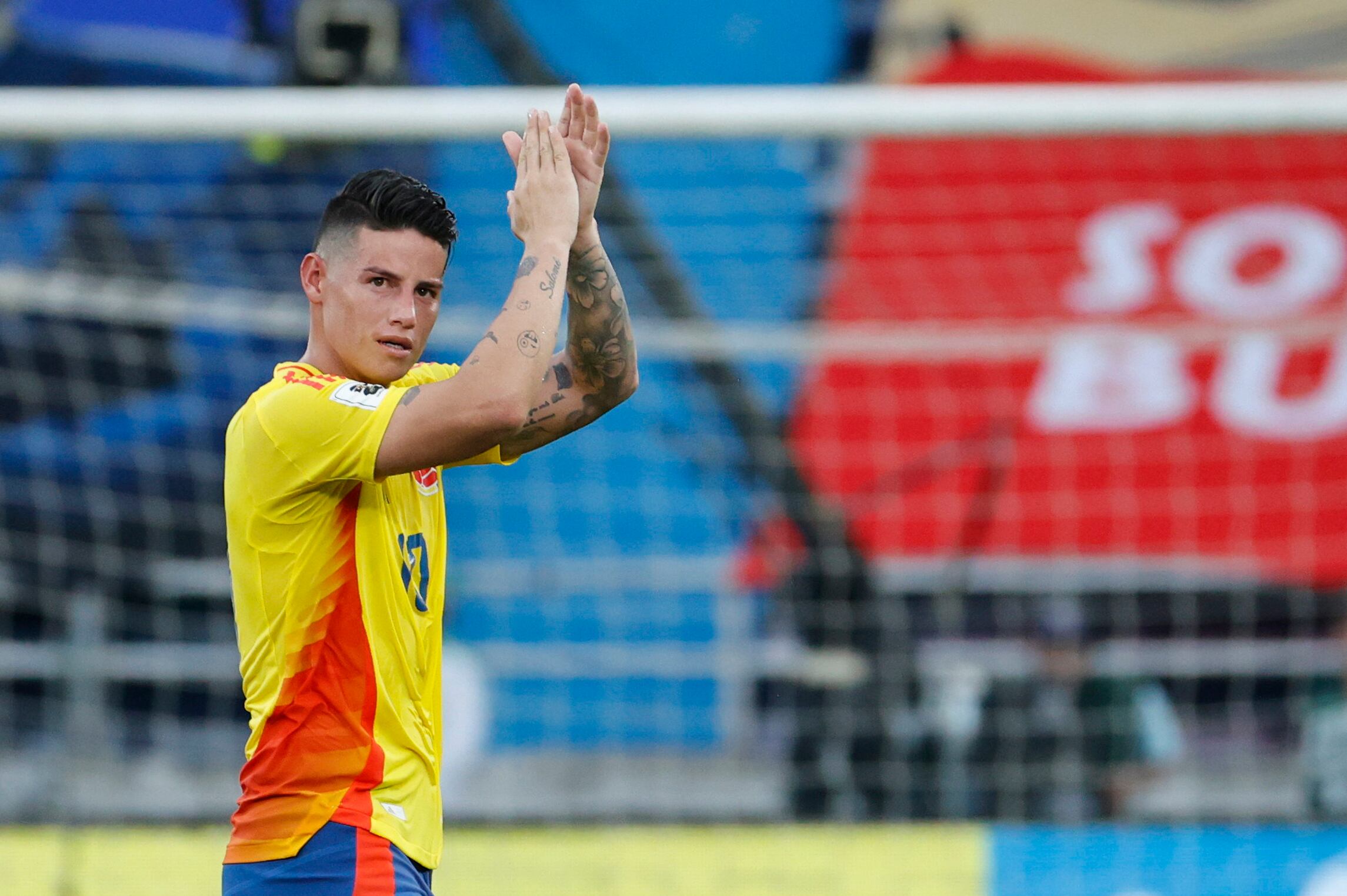 James Rodríguez de Colombia se despide de los hinchas este martes, en un partido de las eliminatorias sudamericanas para el Mundial de 2026 entre Colombia y Argentina en el estadio Metropolitano en Barranquilla (Colombia). EFE/ Mauricio Dueñas Castañeda