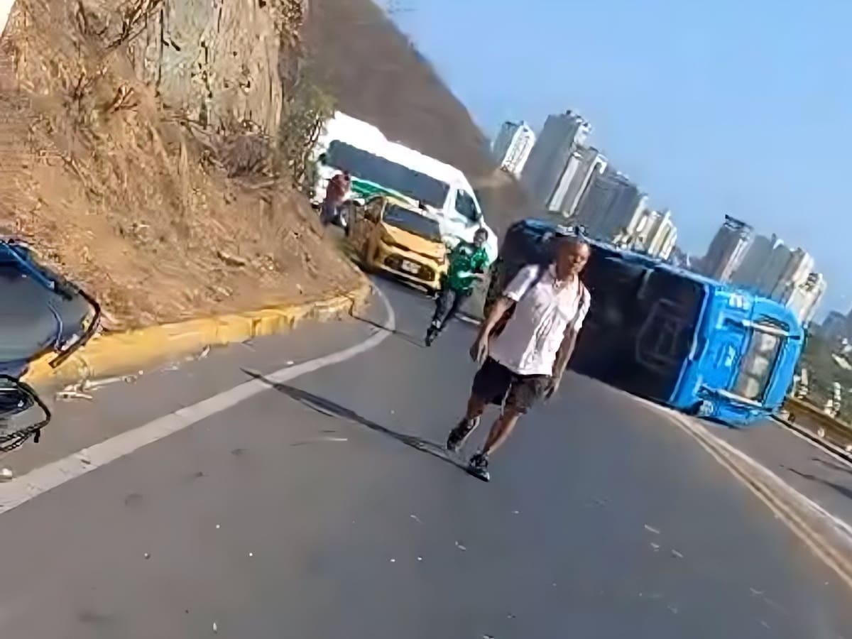 Varias personas resultaron heridas tras el volcamiento de un bus en el Ziruma
