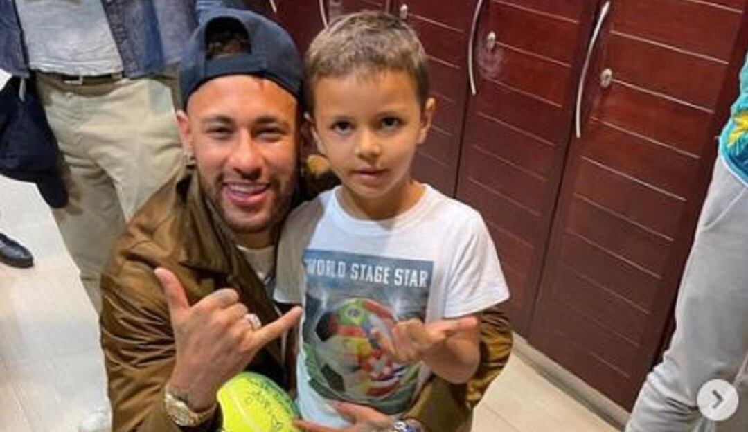 Jacobo Cabal, hijo de Juan Sebastián Cabal, posa junto a Neymar.
