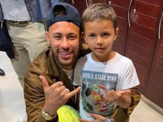 Jacobo Cabal, hijo de Juan Sebastián Cabal, posa junto a Neymar.