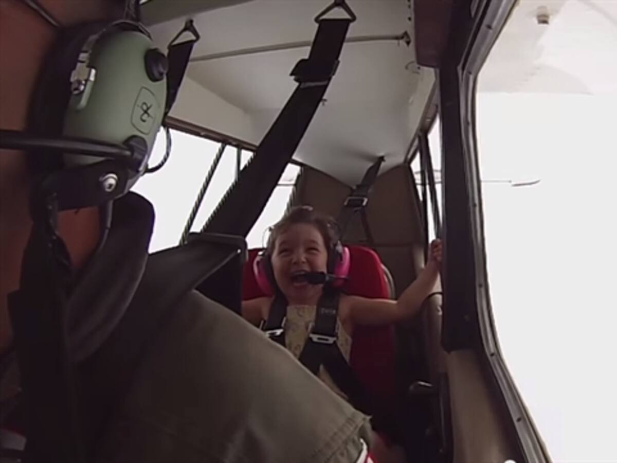 Niña de cuatro años enternece con su primer vuelo acrobático