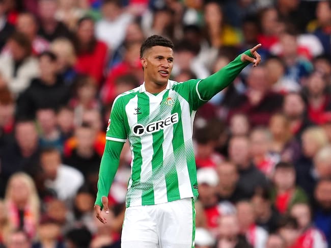 Nelson Deossa marcó un golaz y dio asistencia para la victoria de Real Betis ante Arsenal: veálo acá. (Photo by Brian Lawless/PA Images via Getty Images)