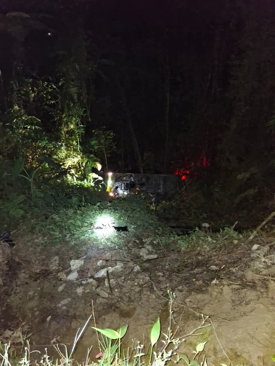 Dos muertos y cinco heridos deja volcamiento de buseta en la vía La Soberanía. / Foto: Cortesía.