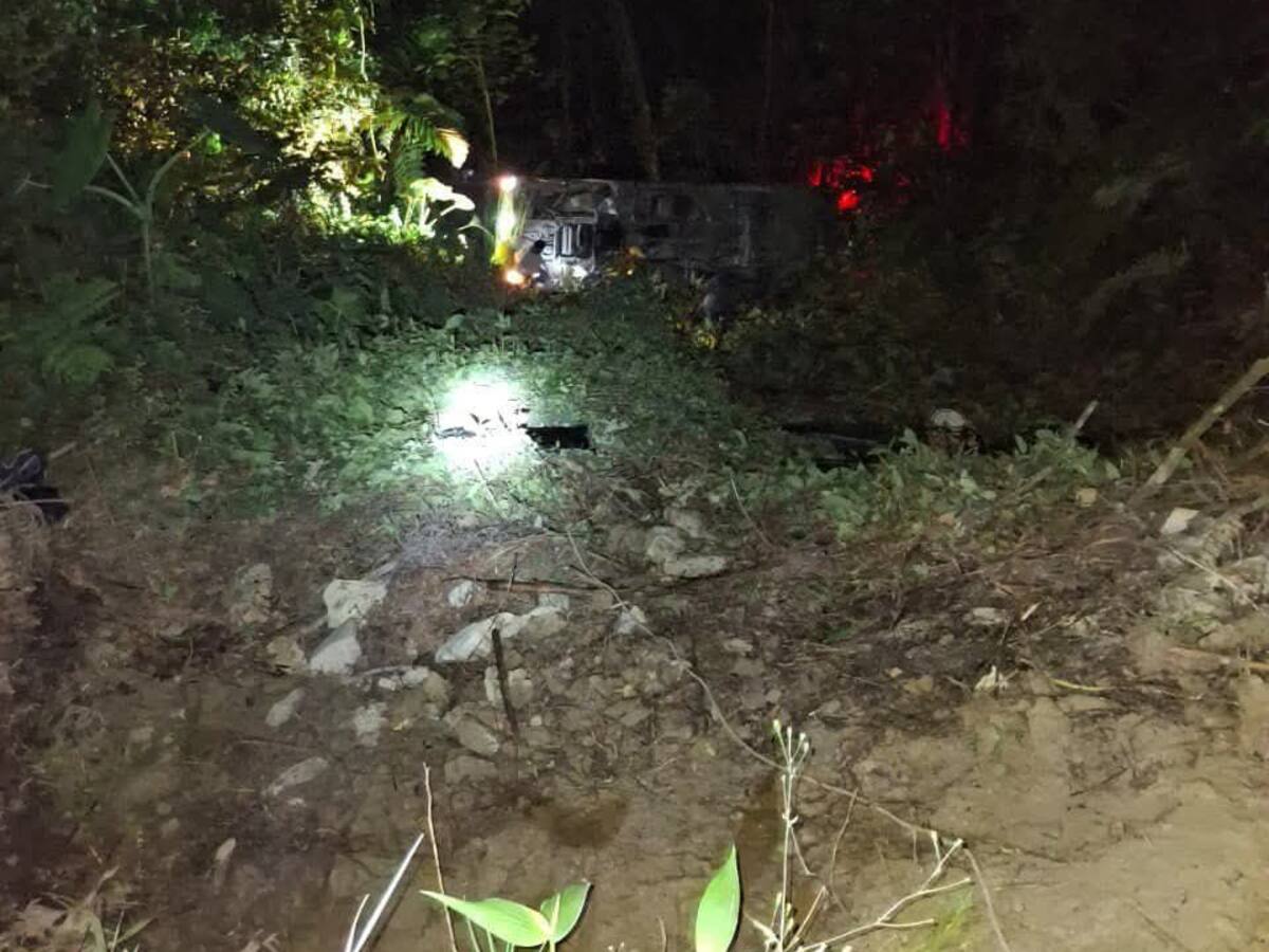 Dos muertos y cinco heridos deja volcamiento de buseta en la vía La Soberanía