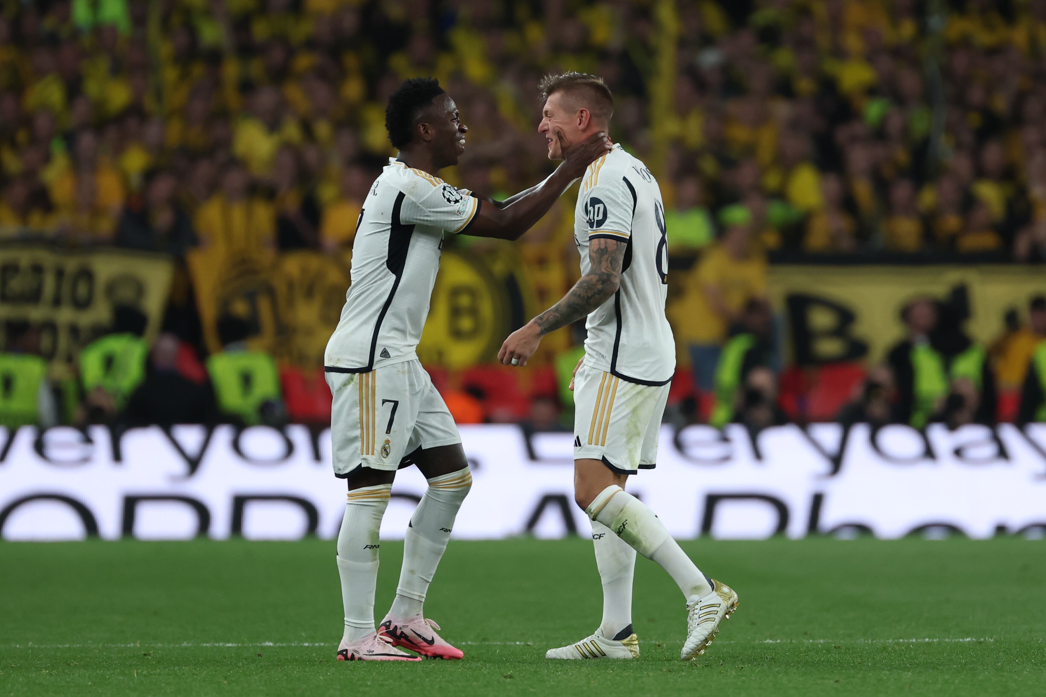 Vinícius y Kroos celebrando en la final de la Champions League. EFE / Kiko Huesca.