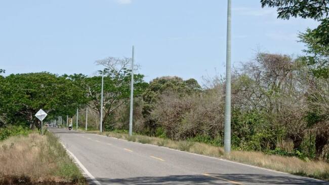 Más de cuatro kilómetros de cableado y noventa postes traslucidos con luminarias tipo LED se instalarán en la vía de acceso
