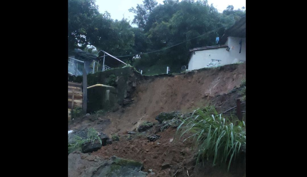 Movimiento en masa que provoca el colapso de una vivienda en madera