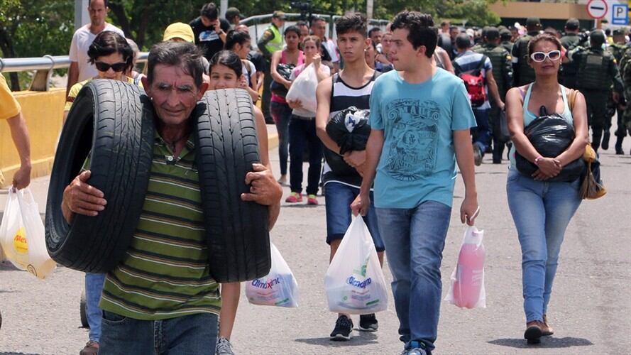 Venezolanos cruzando la frontera hacia Colombia. Foto: Agencia EFE