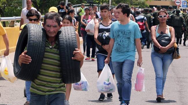 Venezolanos cruzando la frontera hacia Colombia. Foto: Agencia EFE