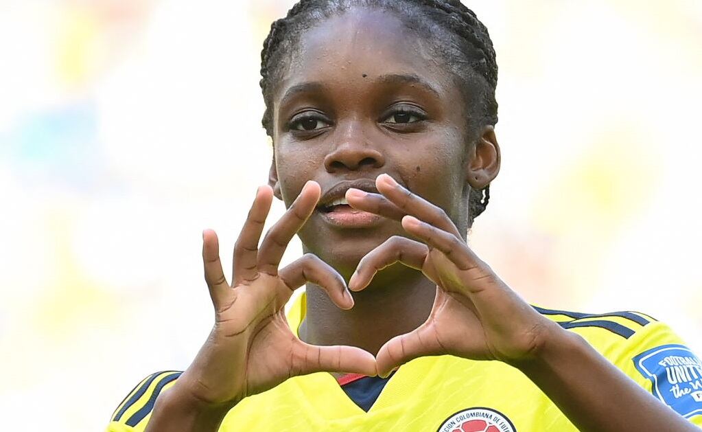 Linda Caicedo celebra su gol en el debut de Colombia ante Corea del Sur en el Mundial Femenino de Mayores (Photo by FRANCK FIFE/AFP via Getty Images)