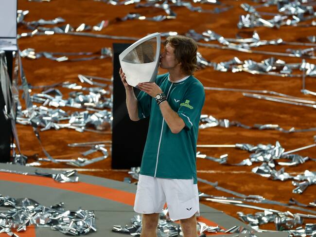 El tenista ruso Andrei Rublev celebra su victoria en la final individual masculina del Mutua Madrid Open, que se ha disputado frente al canadiense Félix Auger-Aliassime en las instalaciones de la Caja Mágica, en Madrid. EFE/Juanjo Martín