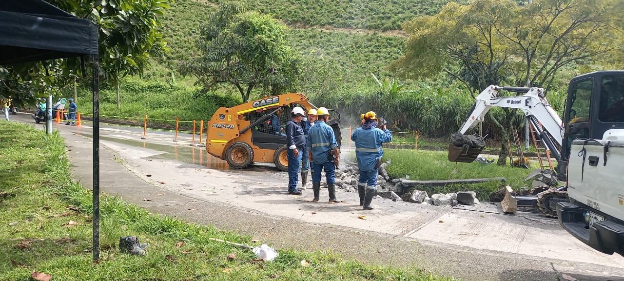 Intervención de la tubería que suministra agua a la Comuna del Café en Pereira - Aguas y Aguas de Pereira.