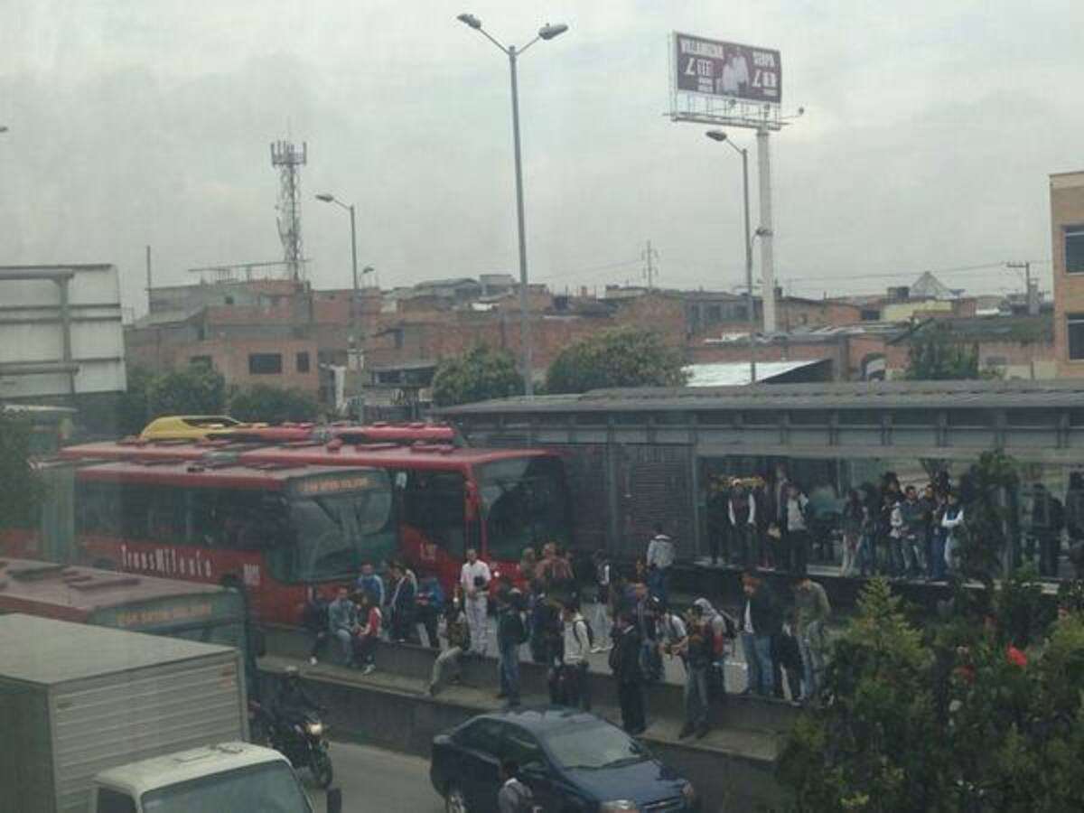 Más de tres horas llevan bloqueos en estaciones y portales en el sistema público.