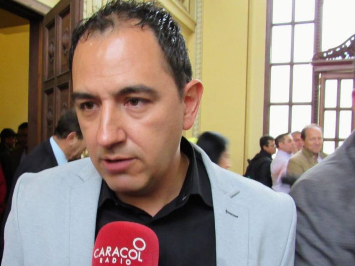 Concejal denuncia a transportador ilegal. Caracol Radio dialoga con ambos