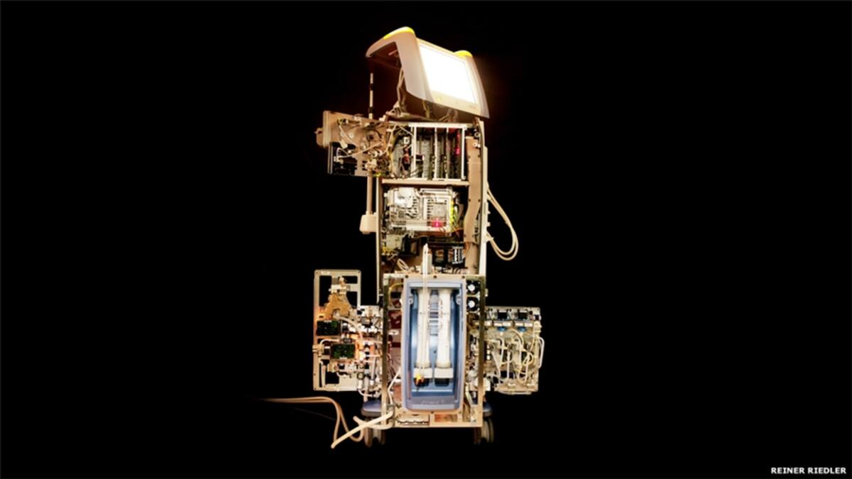 La serie "Máquinas que salvan vidas" del fotógrafo Reiner Riedler documenta artefactos y simulaciones artificiales del cuerpo humano destinados a salvar y prolongar la vida de las personas.