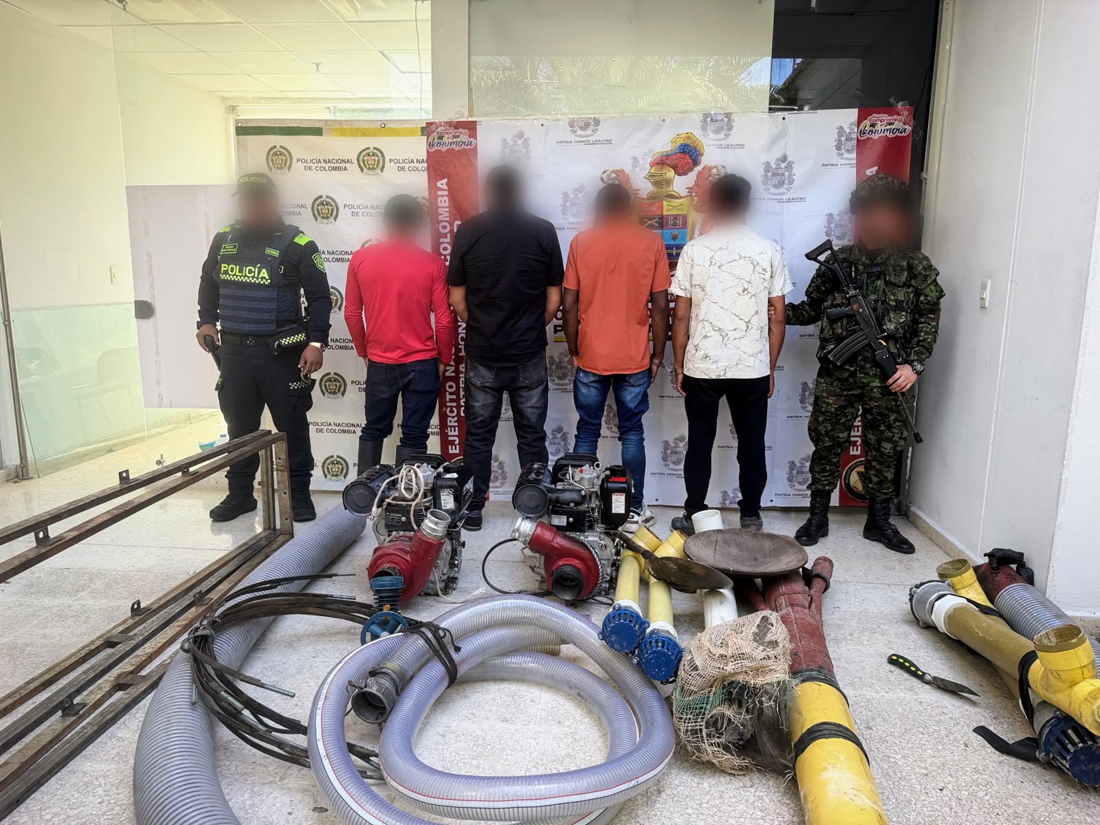 Captura en flagrancia de cuatro hombres, por el presunto delito de explotación ilícita de yacimientos mineros. Foto Novena Brigada