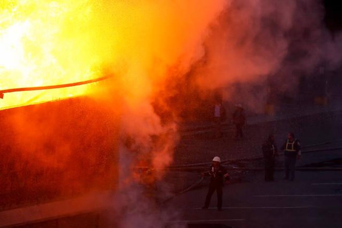 Oficiales del Cuerpo de Bomberos de las localidades de Puente Aranda, Garcés Navas y Fontibón atendieron un incendio estructural, en una bodega de solventes, ubicada en la carrera 119 con 64, en la localidad de Engativá, al occidente de Bogotá.