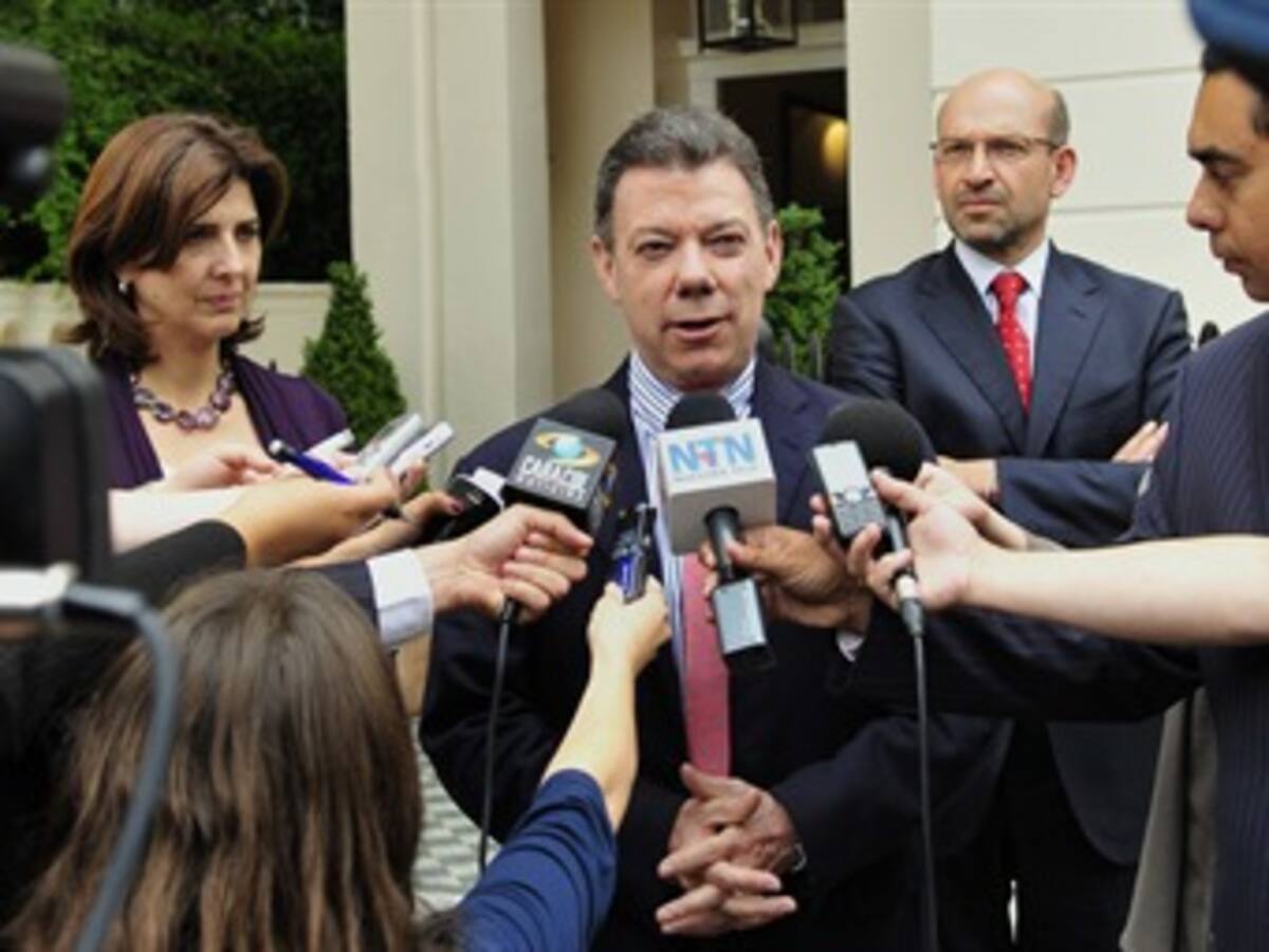 Santos se declara complacido con asistencia de Correa a su posesión y declaraciones de Chávez