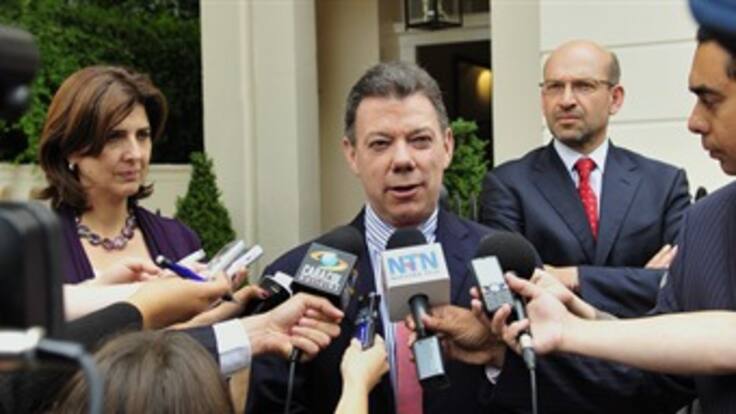 Santos se declara complacido con asistencia de Correa a su posesión y declaraciones de Chávez