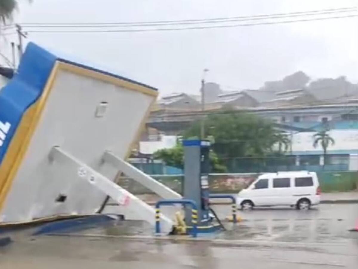 Colapsó techo de estación de gasolina en el barrio Torices