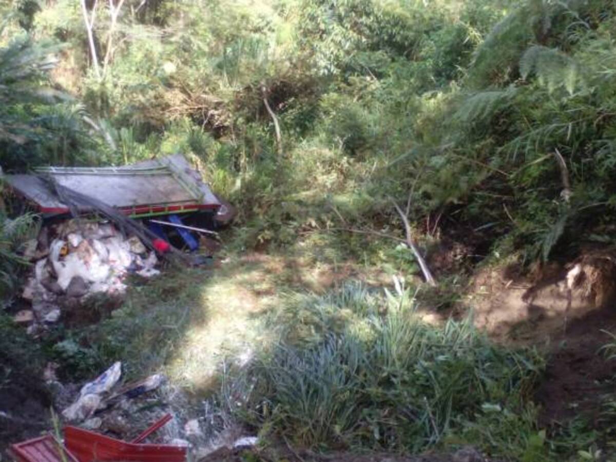 Bus escalera rodó por una abismo en Pensilvania