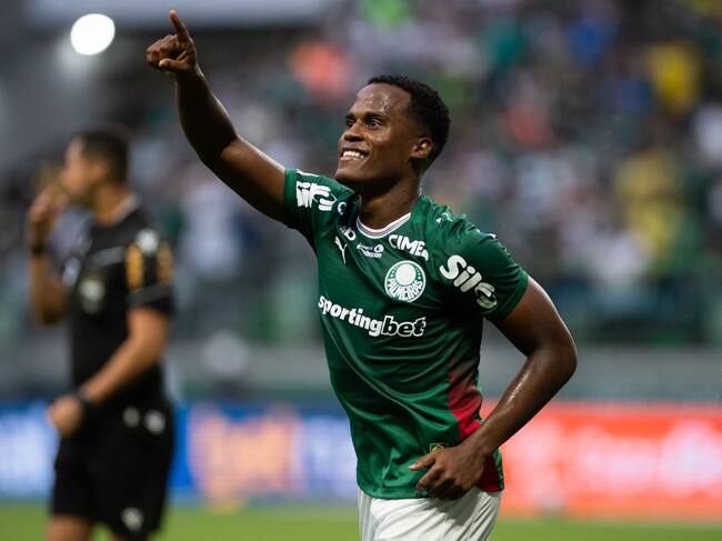 Jhon Arias celebra su gol ante Fortaleza por la Copa de Brasil. (Photo by Riquelve Nata/Sports Press Photo/Getty Images)