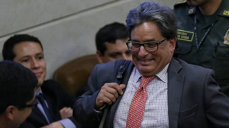 La Luciérnaga le cantó al ministro de Hacienda Alberto Carrasquilla, quien declaró que “Colombia ya no es pobre”.