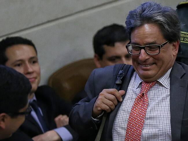 La Luciérnaga le cantó al ministro de Hacienda Alberto Carrasquilla, quien declaró que “Colombia ya no es pobre”.