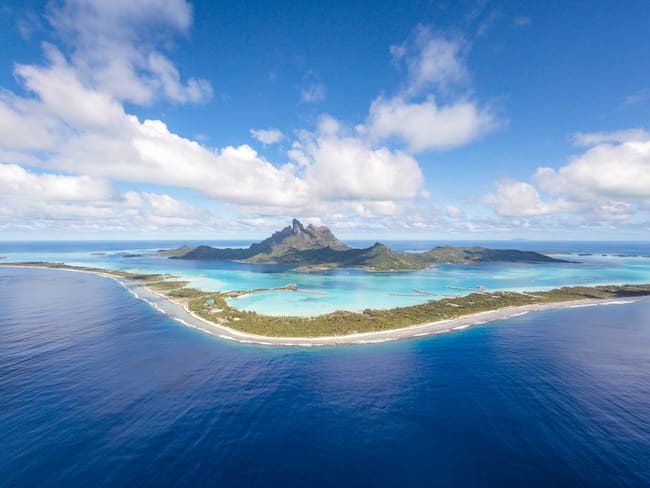 Vista aérea de la isla Bora Bora en la Polinesia Francesa / Foto: GettyImages