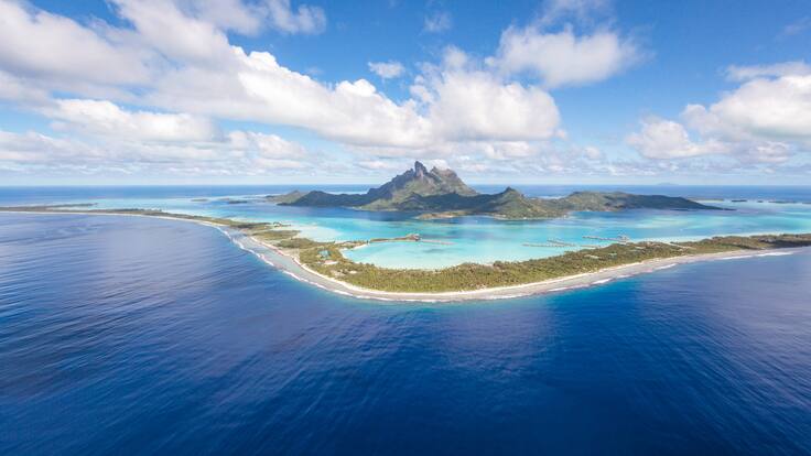 Vista aérea de la isla Bora Bora en la Polinesia Francesa / Foto: GettyImages