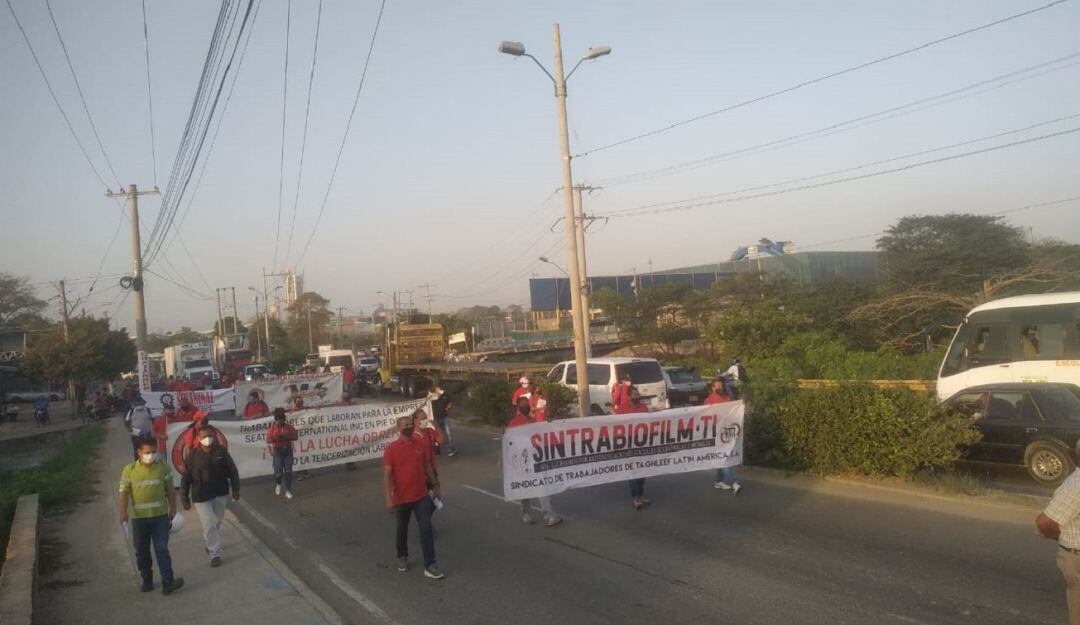 Los manifestantes también denunciaron que algunas empresas no están teniendo en cuenta los cuidados para contener casos de COVID-19