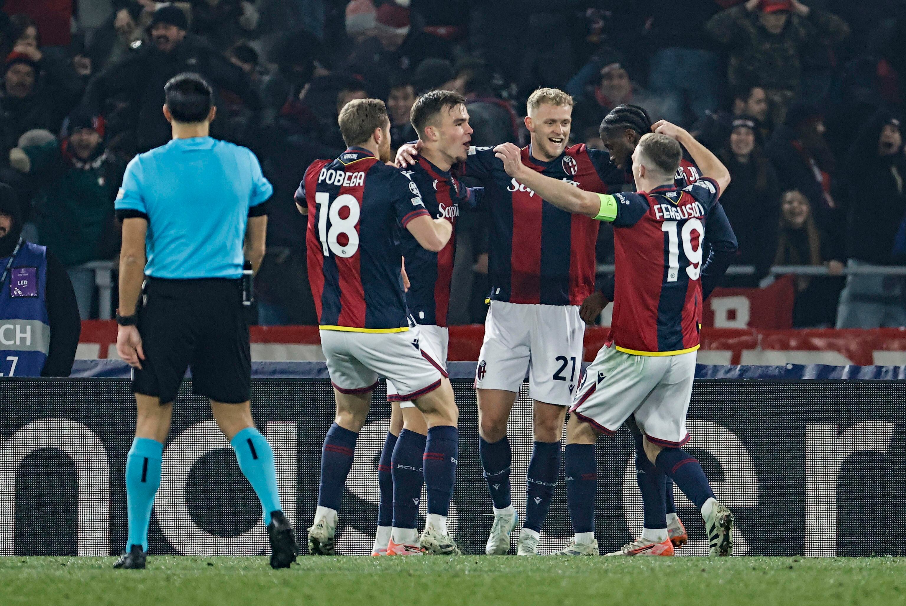 Bologna (Italy), 20/01/2025.- Bologna's Samuel Iling-Junior jubilates with his teammates after scoring the 2-1 lead during the UEFA Champions League soccer match between Bologna FC and Borussia Dortmund at Renato Dall'Ara stadium in Bologna, Italy, 21 January 2025. (Liga de Campeones, Italia, Rusia) EFE/EPA/ELISABETTA BARACCHI