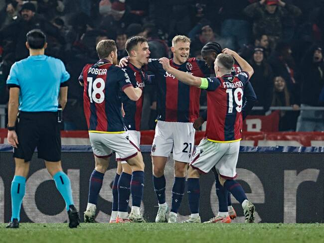 Bologna (Italy), 20/01/2025.- Bologna's Samuel Iling-Junior jubilates with his teammates after scoring the 2-1 lead during the UEFA Champions League soccer match between Bologna FC and Borussia Dortmund at Renato Dall'Ara stadium in Bologna, Italy, 21 January 2025. (Liga de Campeones, Italia, Rusia) EFE/EPA/ELISABETTA BARACCHI