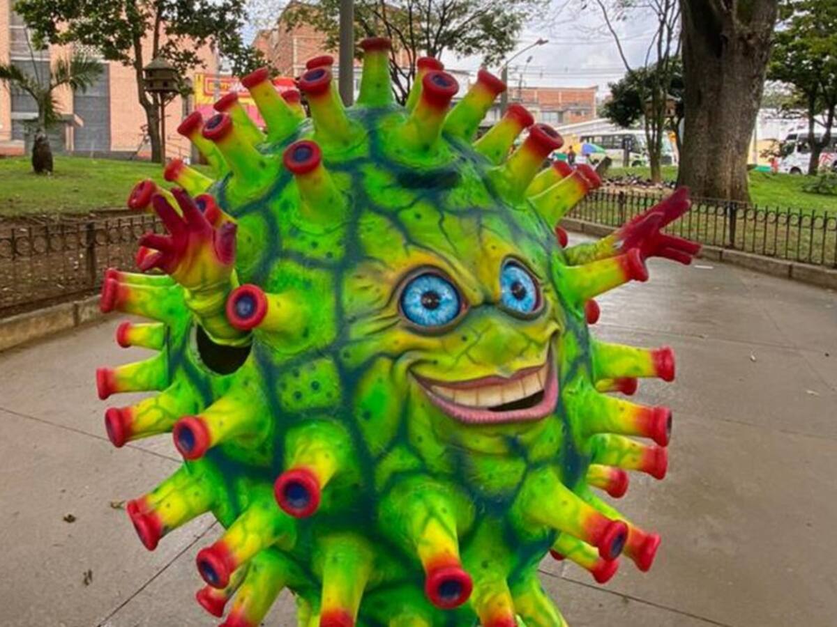 Coronavirus gigante persigue a personas que no usen tapabocas en Medellín