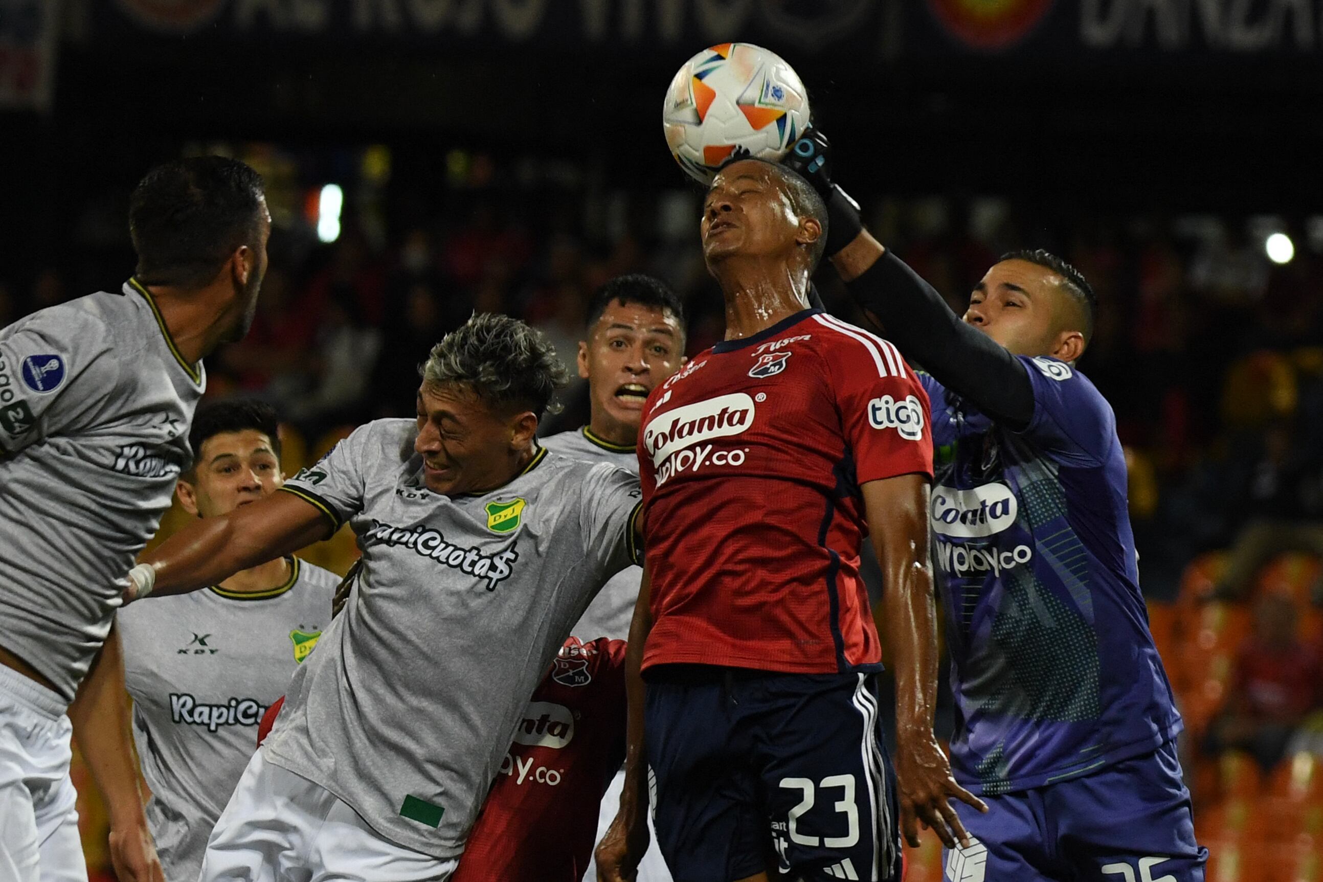 Duelo entre Independiente Medellín y Defensa y Justicia en Copa Sudamericana. (Photo by Jaime SALDARRIAGA / AFP) (Photo by JAIME SALDARRIAGA/AFP via Getty Images)