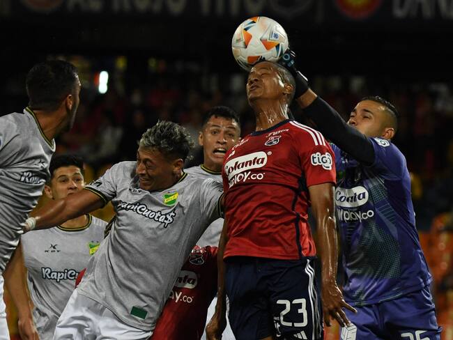 Duelo entre Independiente Medellín y Defensa y Justicia en Copa Sudamericana. (Photo by Jaime SALDARRIAGA / AFP) (Photo by JAIME SALDARRIAGA/AFP via Getty Images)