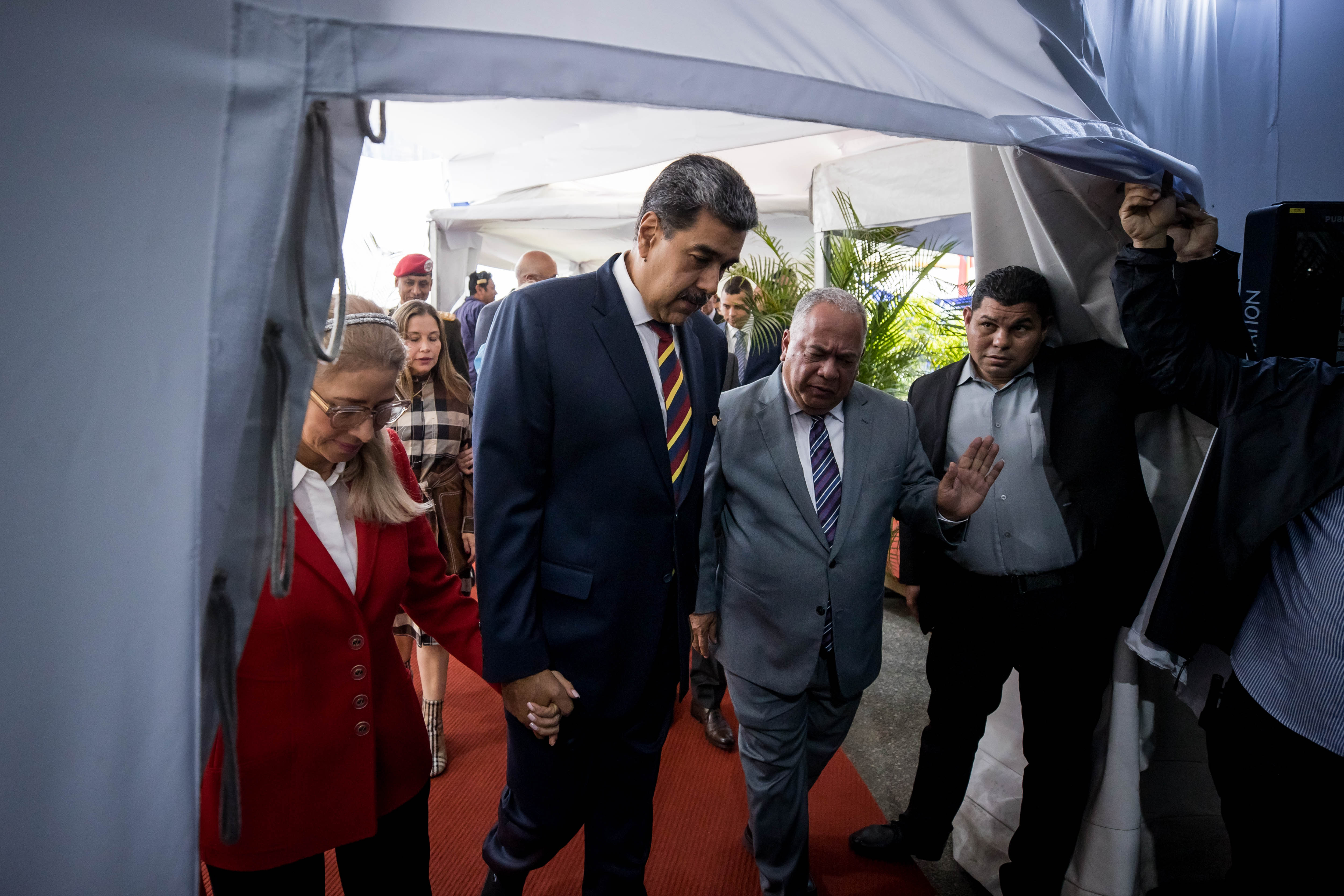 El presidente de Venezuela y candidato a la reelección, Nicolás Maduro, habla con el presidente del Consejo Nacional Electoral (CNE), Elvis Amoroso.
 EFE/ Miguel Gutiérrez