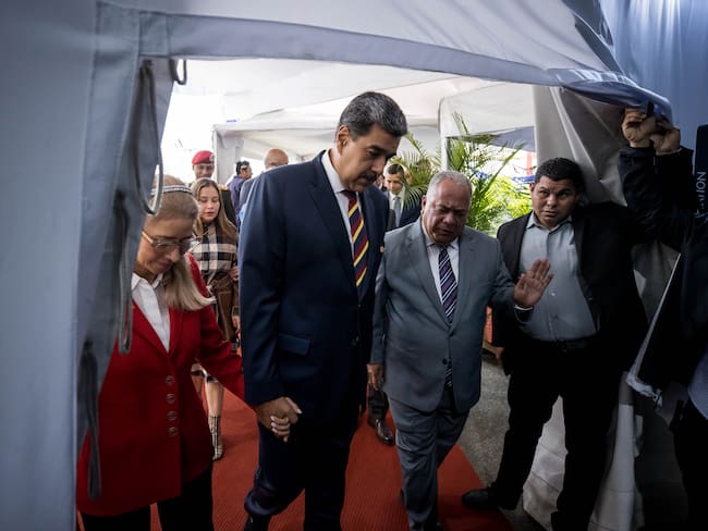 El presidente de Venezuela y candidato a la reelección, Nicolás Maduro, habla con el presidente del Consejo Nacional Electoral (CNE), Elvis Amoroso.
 EFE/ Miguel Gutiérrez