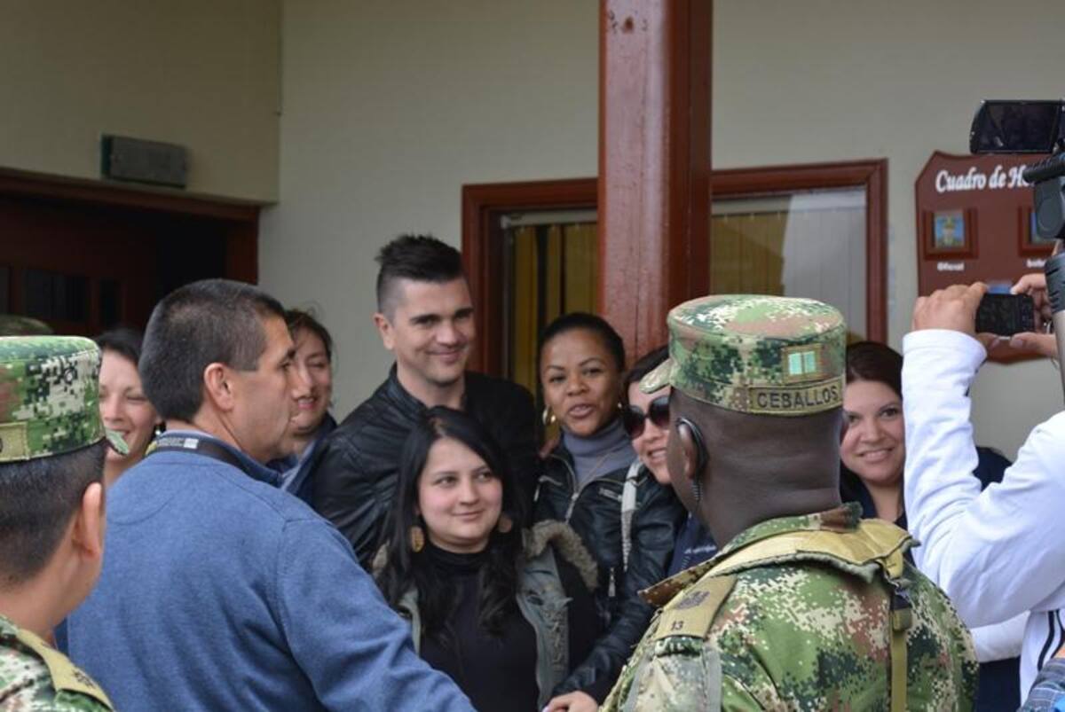 El artista colombiano se tomó fotos con los uniformados. Foto: Caracol Radio